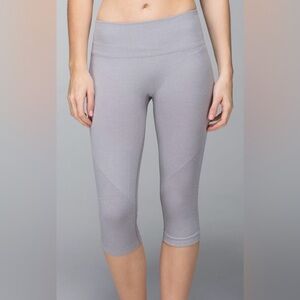 IVIVVA by LULULEMON girls size 14
grey flow crop leggings
